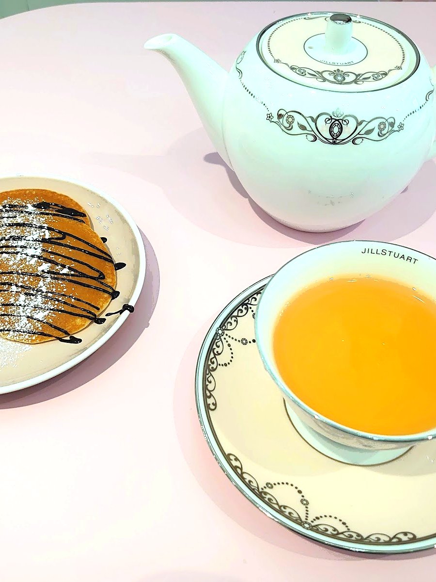ティーセットとパンケーキ